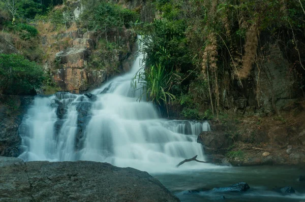 Datanla cachoeira, exposição longa, lenta velocidade do obturador fotografia cachoeira em Dalat, vietnam — Fotografia de Stock