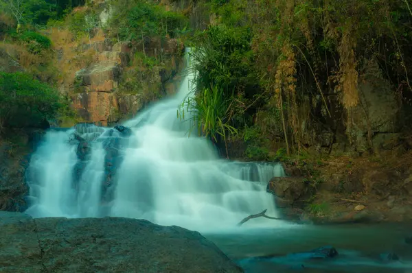 Datanla cachoeira, exposição longa, lenta velocidade do obturador fotografia cachoeira em Dalat, vietnam — Fotografia de Stock