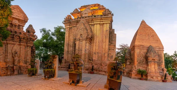 Panorama Wież Po Nagar Cham w Nha Trang. Wielki stary murowany kompleks świątynny PoNagar, Wietnam w nocy — Zdjęcie stockowe