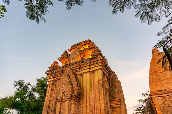 Πανόραμα του Po Nagar Cham Towers σε Nha Trang. Μεγάλο παλιό συγκρότημα ναός τούβλο PoNagar, Βιετνάμ. — Φωτογραφία Αρχείου