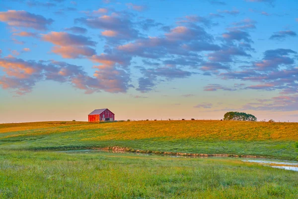 Fienile e Feild all'alba con nuvole gonfie . — Foto Stock