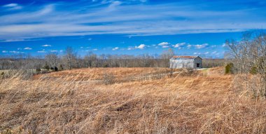 Bulutlu Tütün Ambarı ve Mavi Gökyüzü