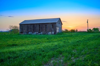 Alacakaranlıktaki Ky Barn