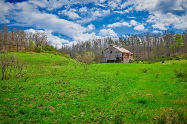 Erken İlkbaharda Eski Kentucky Tütün Ahırı