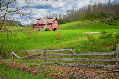 Erken İlkbaharda Eski Kentucky Tütün Ahırı