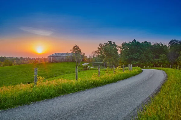 Alba lungo una strada Counrty con fienile — Foto Stock