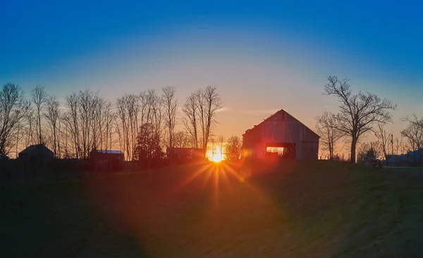 Puesta de sol con Old Barn —  Fotos de Stock