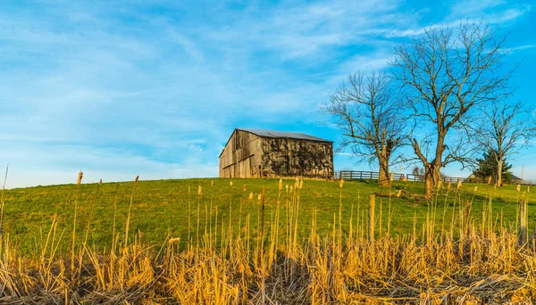 Fienile sulla collina — Foto Stock