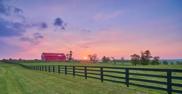 Grange rouge au coucher du soleil — Photo