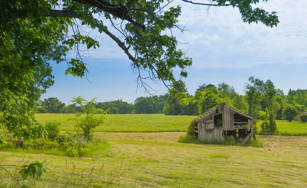 Antiguo granero en un Hayfield — Foto de Stock