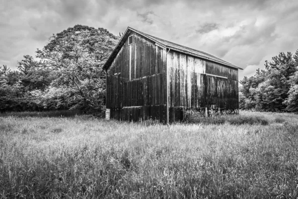 Régi pajta mentén völgyi ösvény, B & W — Stock Fotó