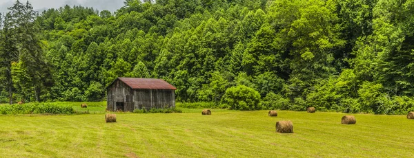 Severní Karolína stodola s kulatými balíky v poli 1 — Stock fotografie