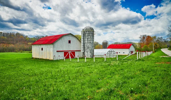 Erken İlkbaharda Silo ile Kırmızı Çatı Ahır