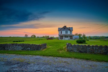 Dusk 'taki Terk Edilmiş Çiftlik Evi