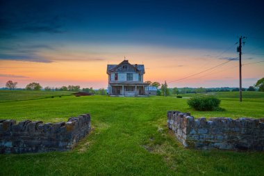 Dusk 'taki Terk Edilmiş Çiftlik Evi