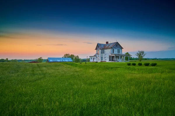 Dusk 'taki Terk Edilmiş Çiftlik Evi — Stok fotoğraf