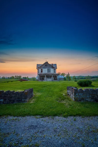 Elhagyott régi farm ház alkonyatkor — Stock Fotó