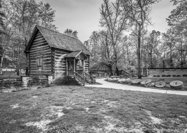 B & W of McHargue 's Mill at Levi Jackson State Park — стоковое фото