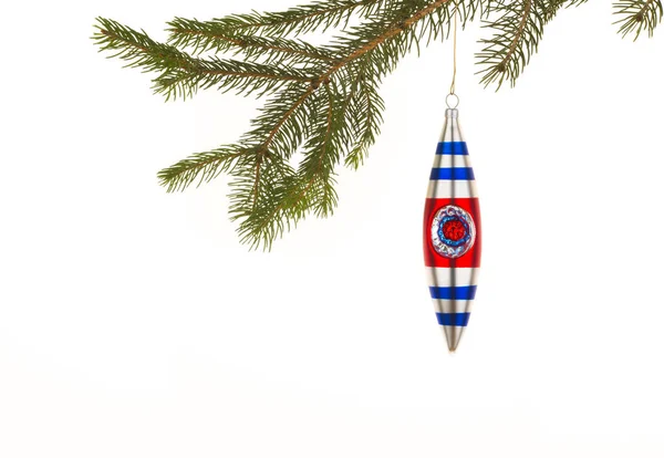 红色和蓝色的圣诞装饰品挂在一棵树上，与白色相映成趣 — 图库照片