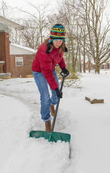 Mujer Paleando nieve de invierno — Foto de Stock