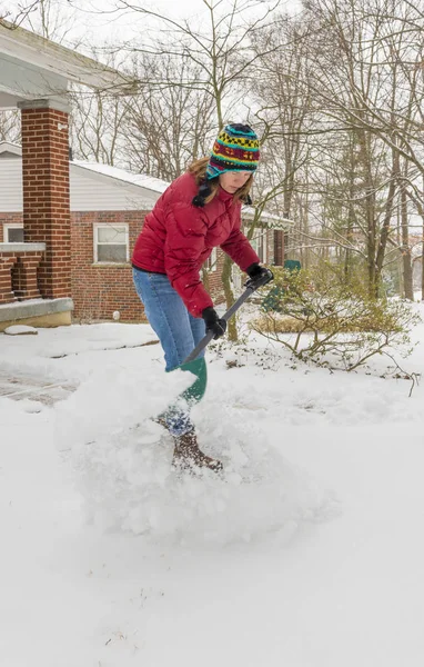 Donna che spala neve invernale — Foto Stock