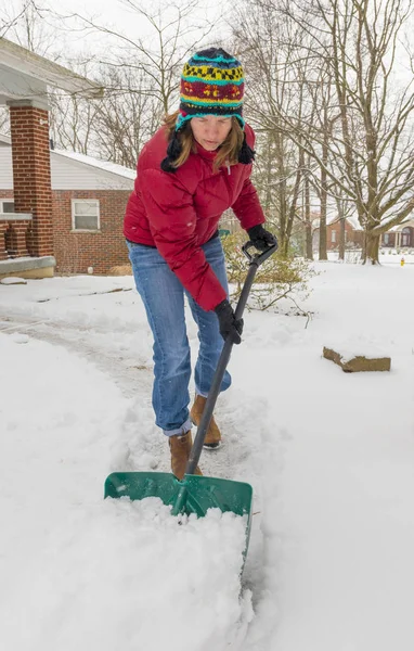 Mujer Paleando nieve de invierno — Foto de Stock