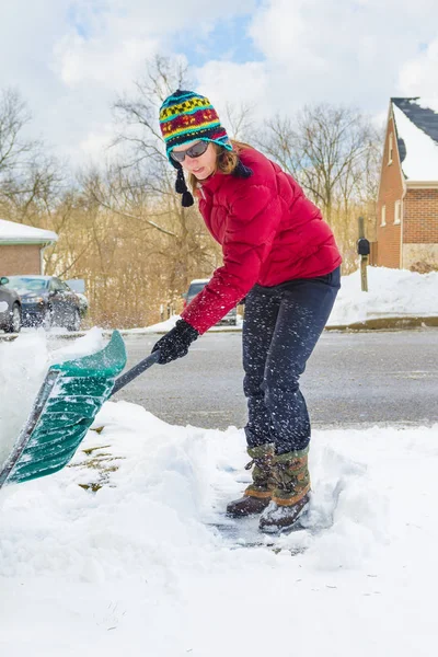 Mujer nieve pala camino de entrada — Foto de Stock