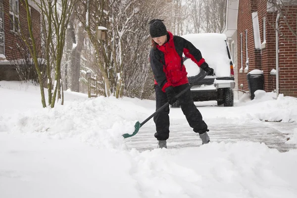 Donna che spala neve invernale — Foto Stock