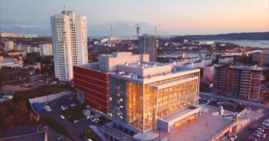 Opera ve bale Tiyatrosu binasının havadan görünümü. Vladivostok, Rusya Federasyonu. Akşam