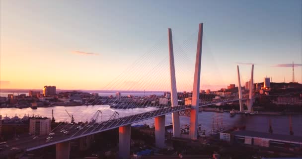 Flygfoto över Vladivostok, Ryssland. Utsikt över ryska ön och ryska Bridge — Stockvideo