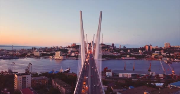 Vue aérienne statique du pont d'or avec des voitures de conduite. Bonsoir. Vladivostok 
