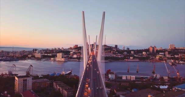 Statische Luftaufnahme der goldenen Brücke mit fahrenden Autos. Abend. Wladiwostok — Stockvideo