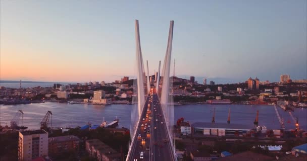 Lassan a Golden híd fölött repül. Este. Légifelvételek. Vladivostok, Oroszország — Stock videók