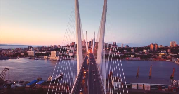 Bajando lentamente por encima del Puente Dorado. Buenas tardes. Aérea. Vladivostok, Rusia — Vídeos de Stock