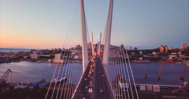 Σιγά-σιγά αύξουσα πάνω από τη χρυσή γέφυρα. Το βράδυ. Εναέρια. Βλαδιβοστόκ, Ρωσία — Αρχείο Βίντεο