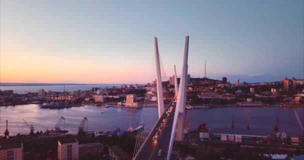 Vista aérea panorámica del Puente Dorado con transporte. Buenas noches. Vladivostok, Rusia — Vídeos de Stock