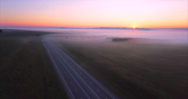 Εναέρια άποψη του δρόμου με αυτοκίνητα, τομείς που καλύπτονται με ομίχλη στο sunrise. Ρωσία — Αρχείο Βίντεο