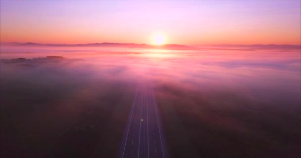 Vue aérienne de la route avec des voitures, champs couverts de brouillard au lever du soleil. Russie — Video