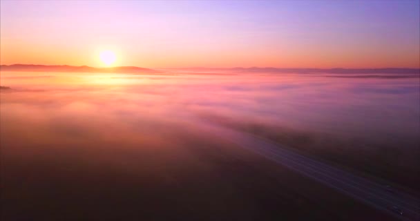 Vista aérea de la carretera con coches, campos cubiertos de niebla al amanecer. Rusia — Vídeos de Stock