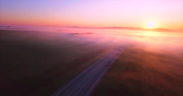 Voler latéralement au-dessus de la route, champs couverts de brouillard, soleil levant. Russie — Video