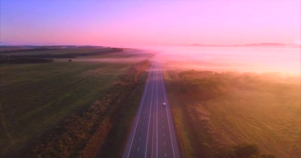Descente au-dessus de la route avec des voitures, champs couverts de brouillard le matin. Russie — Video