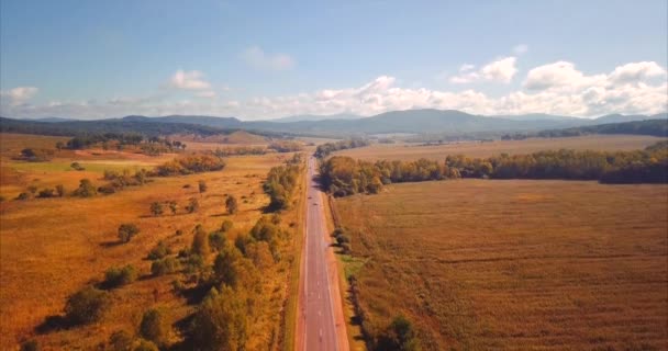 Abfallende Luftaufnahme der Autobahn mit Autos, Feldern und Hügeln am Horizont. Russland — Stockvideo