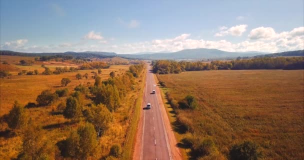 在地平线上有汽车、田野和山丘的高速公路的上升鸟瞰图。俄罗斯 — 图库视频影像