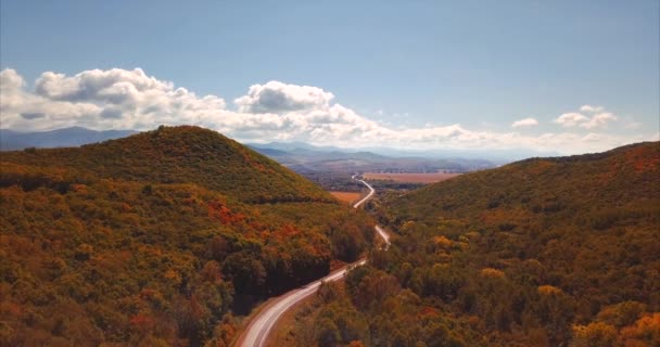 Flygande ovanför vägspringet bland skogar, kullar och berg. Ryssland. Antenn — Stockvideo