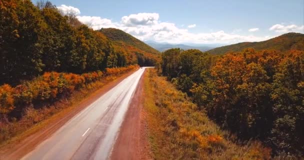 Montée au-dessus de la route traversant forêts, collines et montagnes. Russie .