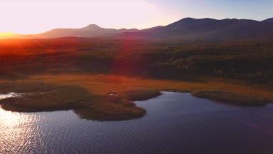 Uçan Gölü yeşil orman ve tepeler ile çevrili Blagodatnoye yukarıda. Rusya