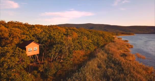 Luchtfoto van birdman huis in de buurt van lake op de Sichote-Alin natuur Reserve.Russia — Stockvideo