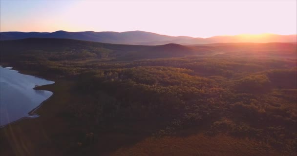 Volando hacia atrás por encima de los bosques Reserva Natural Sikhote-Alin en Rusia y el lago — Vídeos de Stock