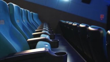 Sinema koltukları satırlardaki görünümünü kapatın. Kamera yana kayar sowly