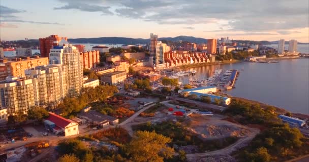 Vista aérea do centro da cidade de Vladivostok, península de Egersheld. A Rússia. Pôr do sol — Vídeo de Stock